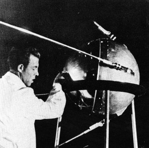 Cientista russo trabalhando no primeiro satélite artificial, o Sputnik 1