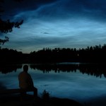Nuvens Nocticulentes vistas sobre o Lago Langevanne, próximo a Oslo, Noruega. Foto de Håkon Dahle (http://www.spaceweather.com/nlcs/images2008/17jul08/HAykon-Dahle2.jpg / http://www.spaceweather.com/nlcs/gallery2008_page12.htm)