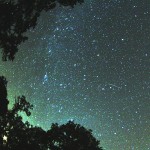 Foto de Perseidas, com a Via-Láctea de fundo. Foto de Mila Zinkova (http://home.comcast.net/~milazinkova/Fogshadow.html)