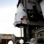 Sonda MAVEN sendo içada para o topo do foguete Atlas V que a levará para o espaço (Crédito da Imagem)