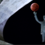 Eclipse de 15 de Abri, de 2014 em Brasília, visto do monumento a Juscelino Kubitschek (Crédito: Ueslei Marcelino/Reuters)